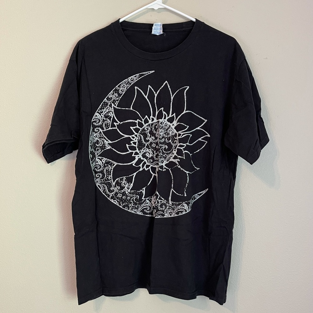 Women’s Large Moon & Sunflower Graphic Shirt